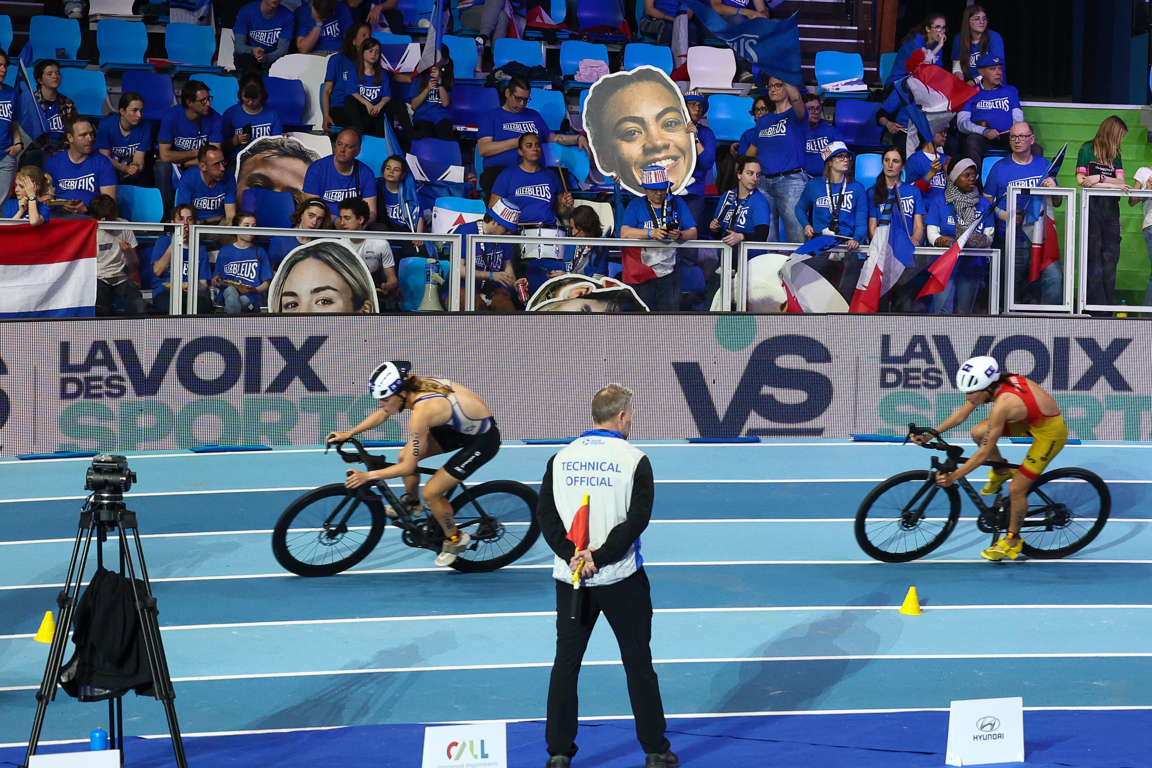 Ambiance des tribunes au Stade Couvert de Liévin pour le Liévin Triathlon Indoor Festival