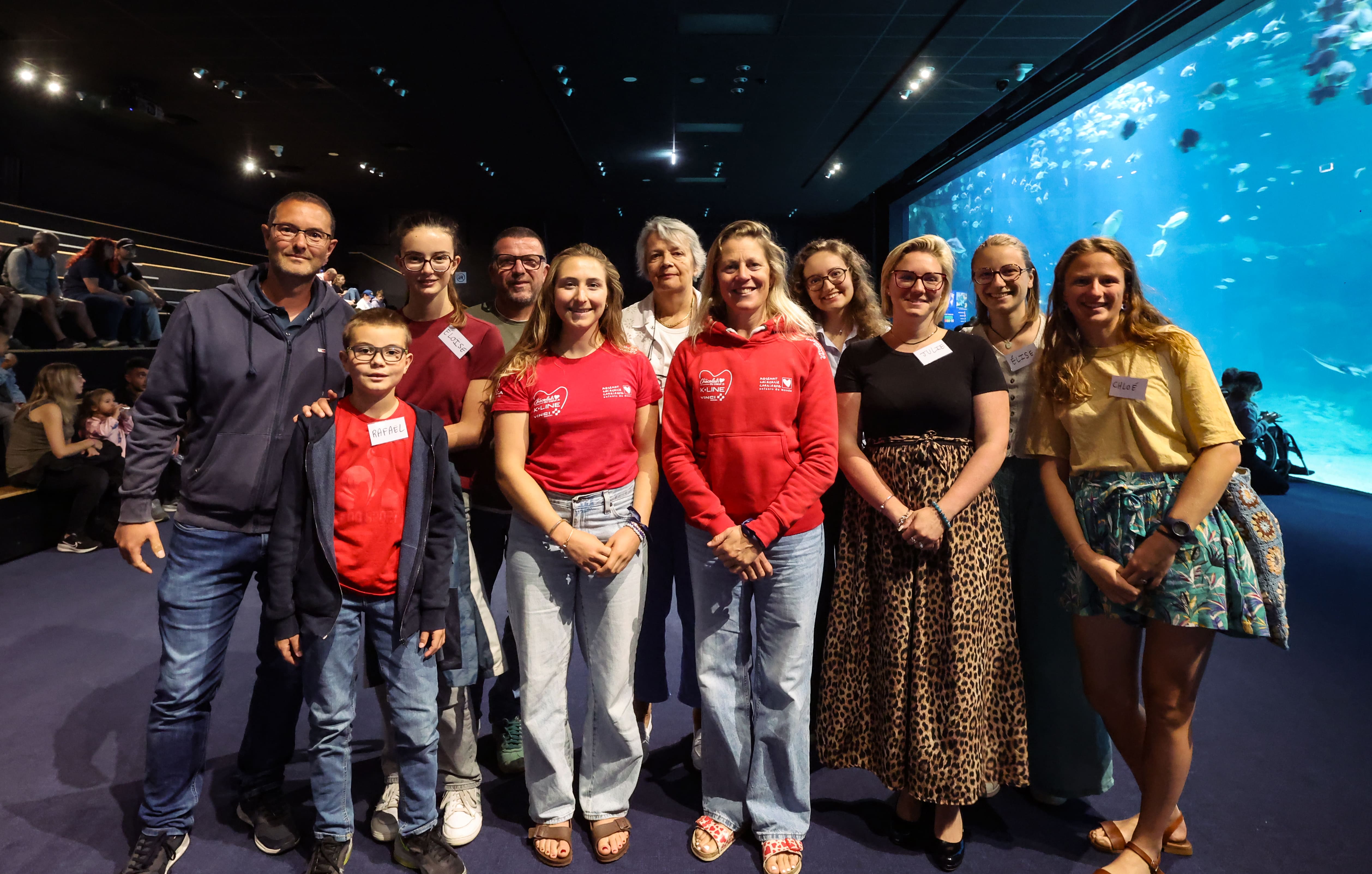 Violette Dorange et Samatha Davis avec des lecteurs de la Voix des Sports lors d'un face aux lecteurs