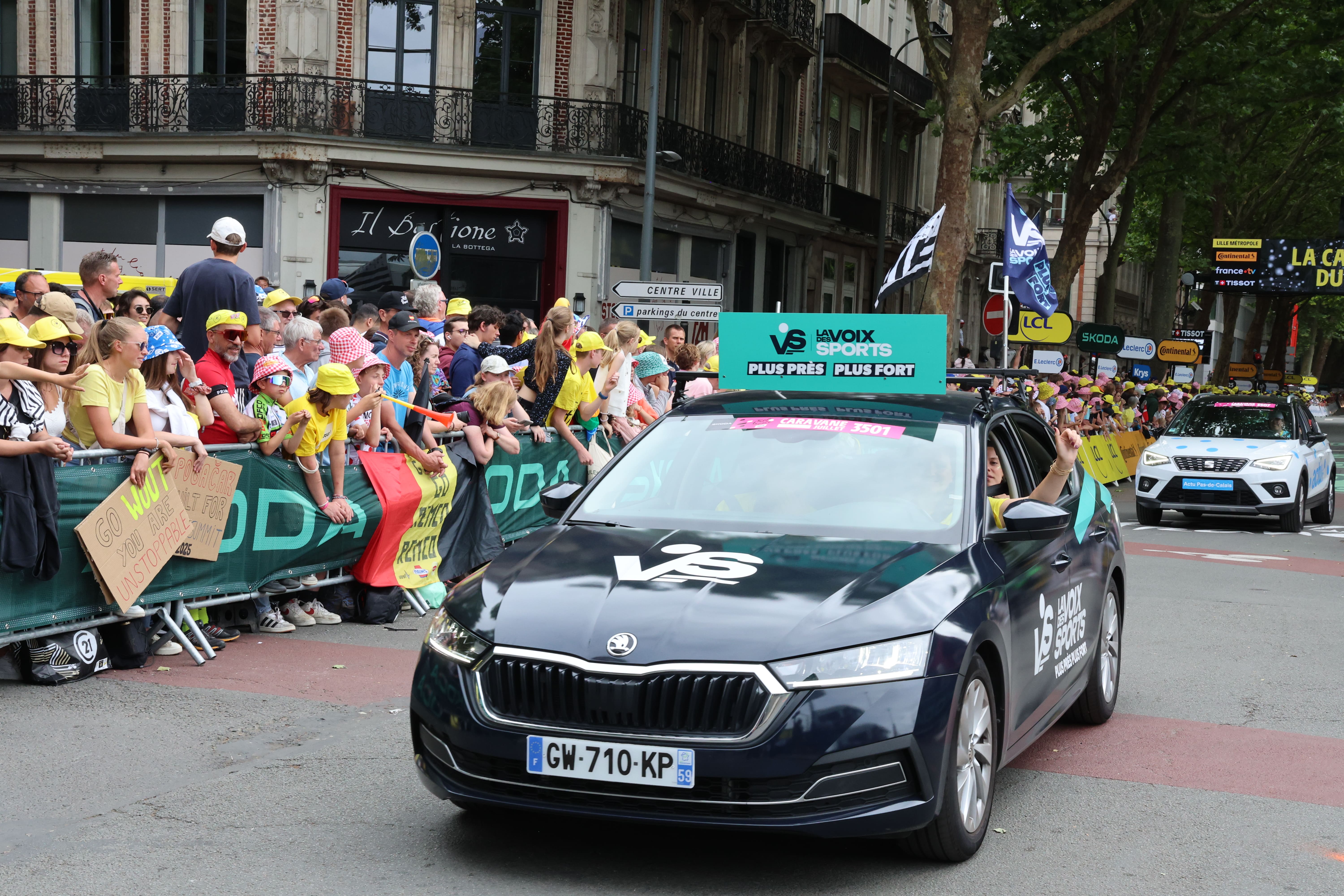Voiture Voix des Sports dans la caravane du Tour de France
