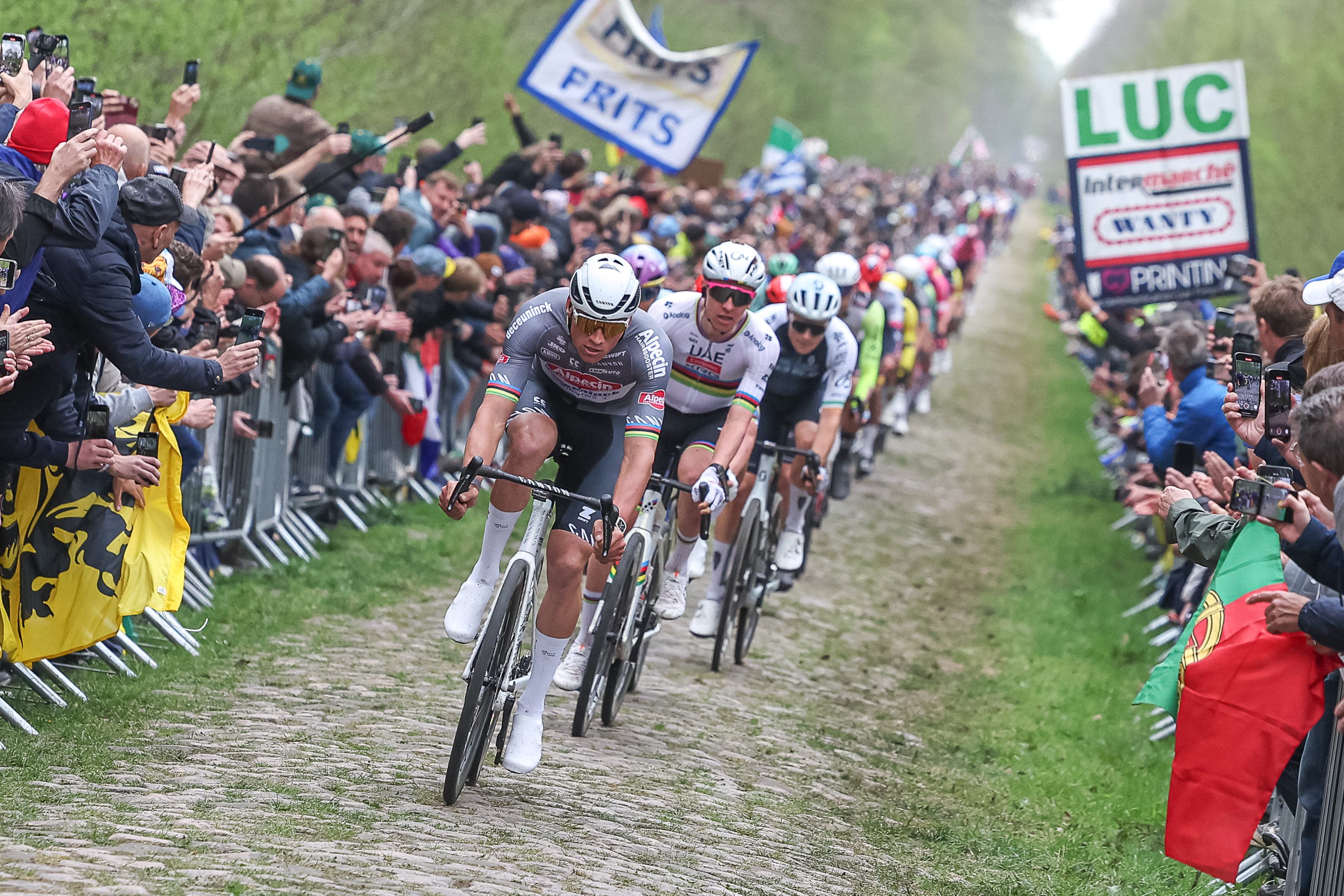 Mathieu Van der Poel et Tadej Pogačar dans la Trouée d'Arenberg de Paris-Roubaix