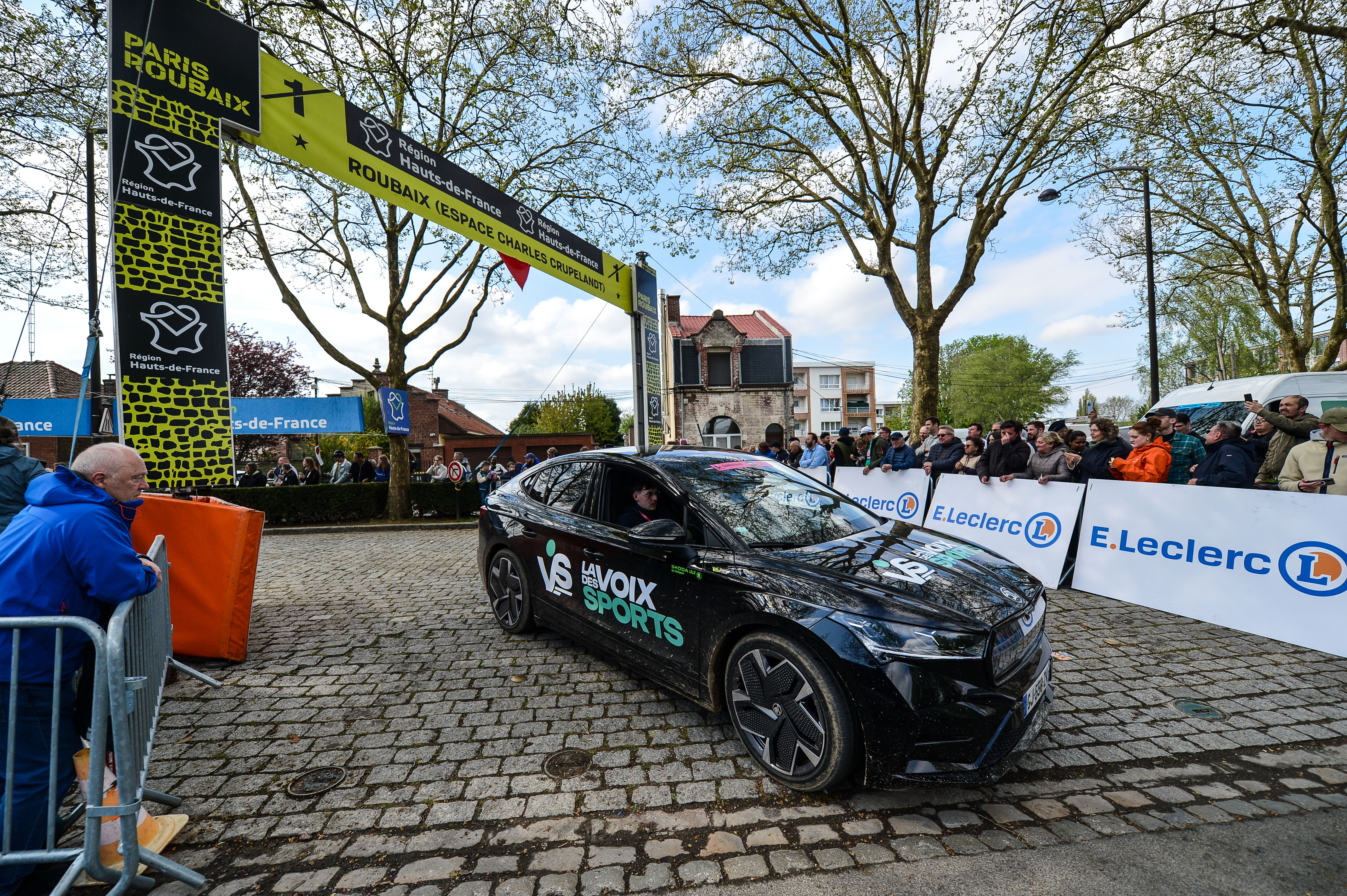 Voiture Voix des Sports dans la caravane de Paris-Roubaix