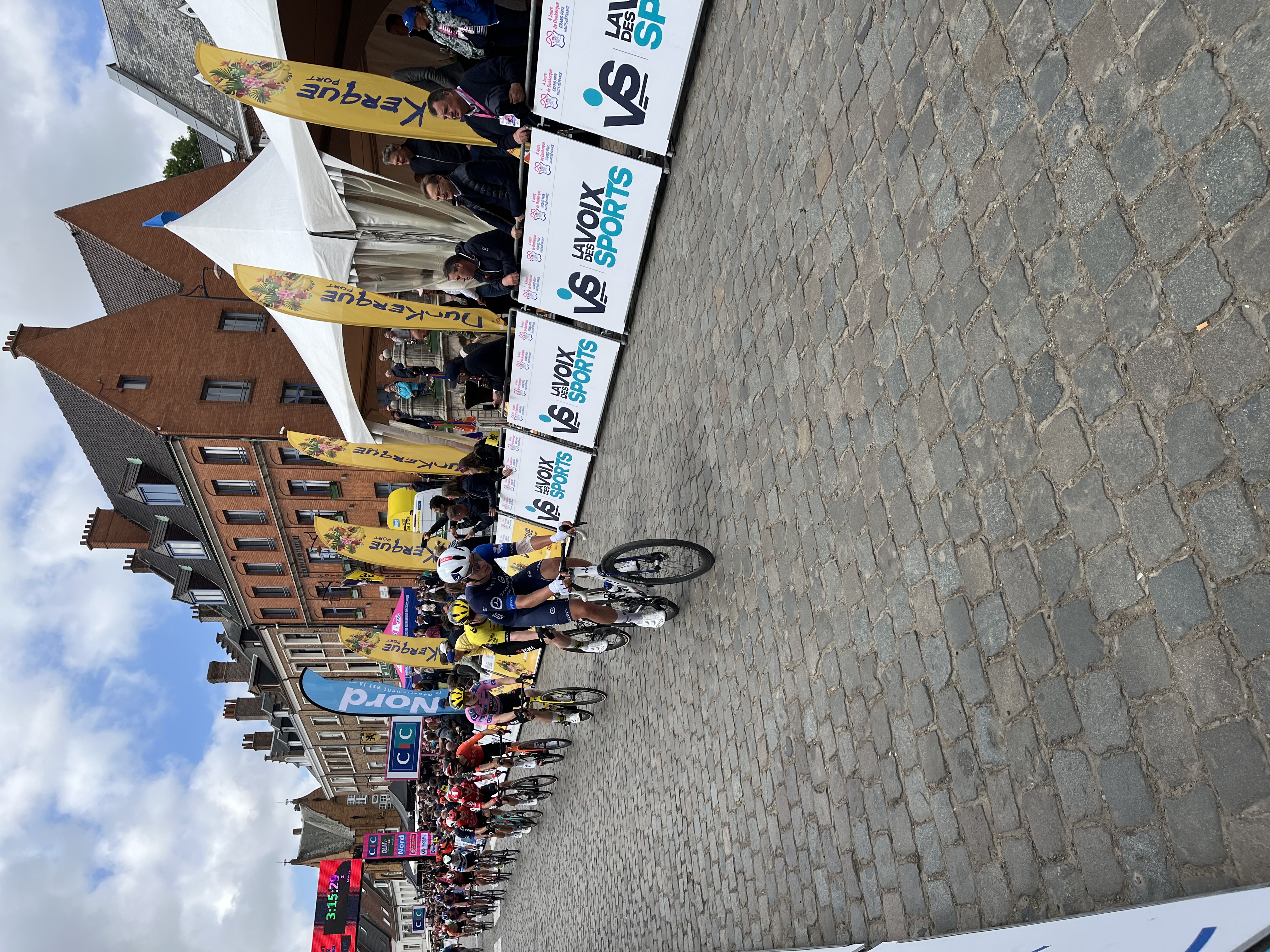 Passage des cyclistes des 4 jours de Dunkerque lors du premier tour de circuit sur l'étape reine à Cassel