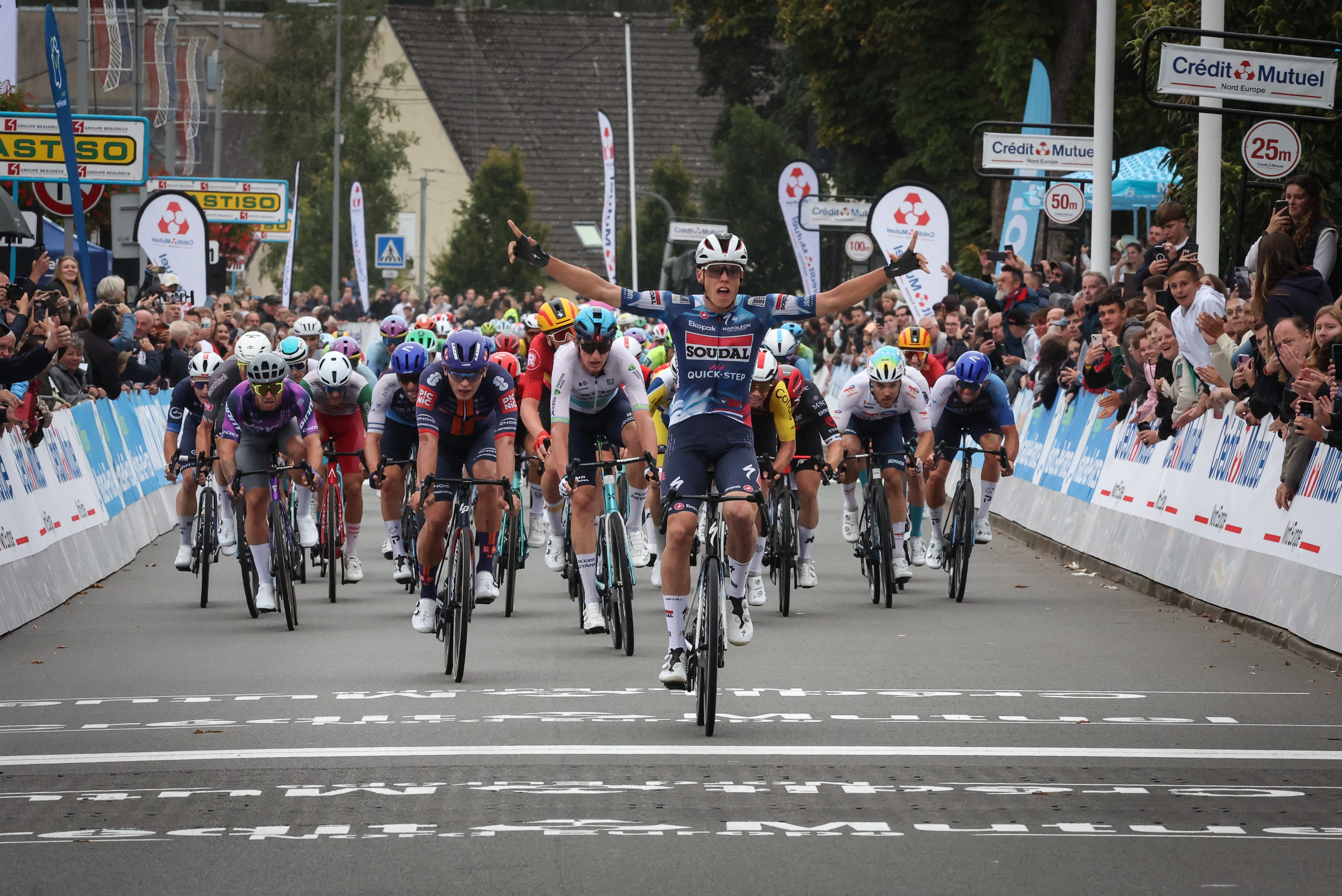 Arrivée des cyclistes avec la victoire de Paul Magnier qui remporte le Grand Prix de Fourmies 2025