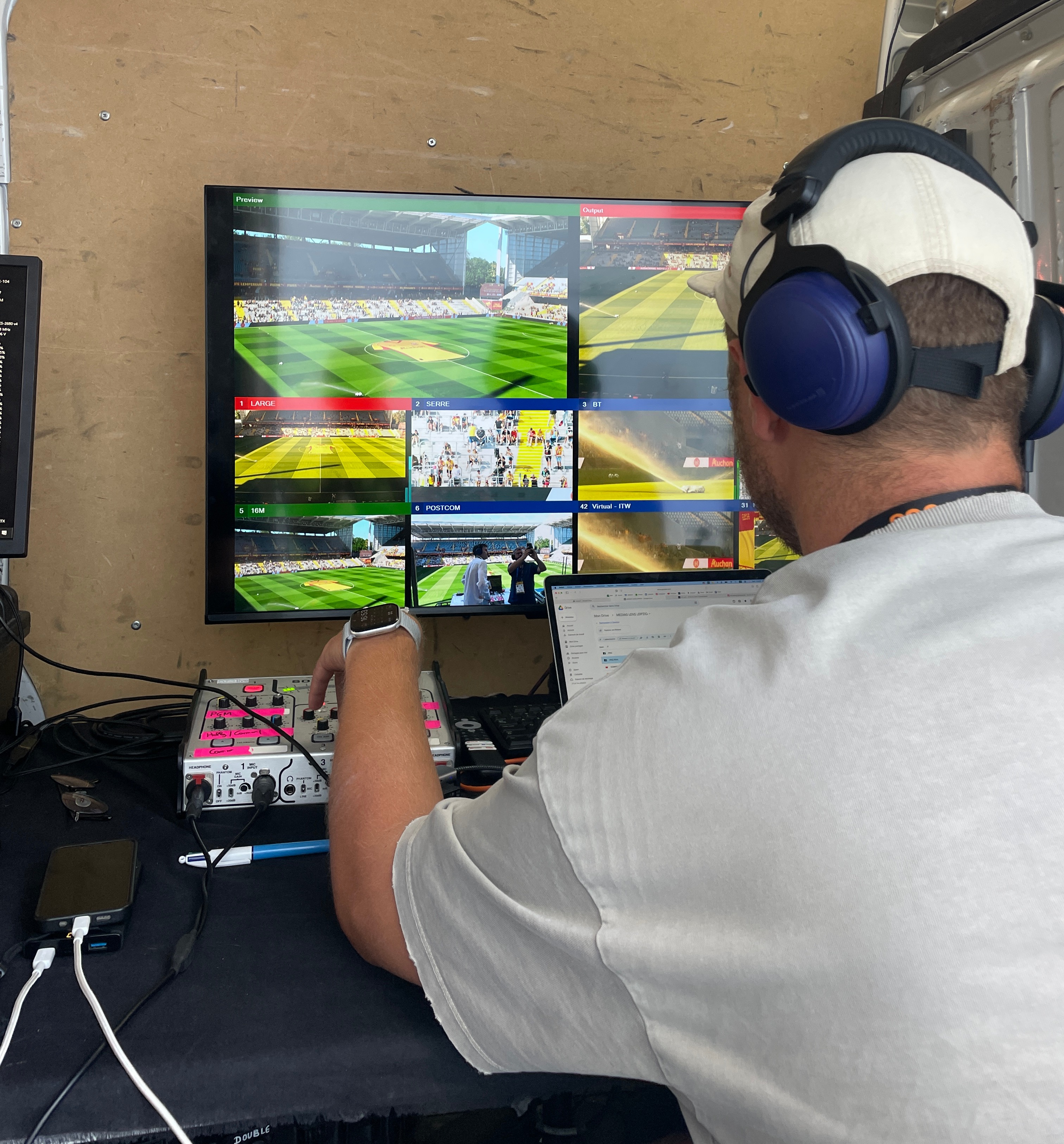 Coulisse dans le car régie de ATD Production lors de la diffusion des matchs amicaux du RC Lens au Stade Bollaert-Delelis sur la Voix des Sports